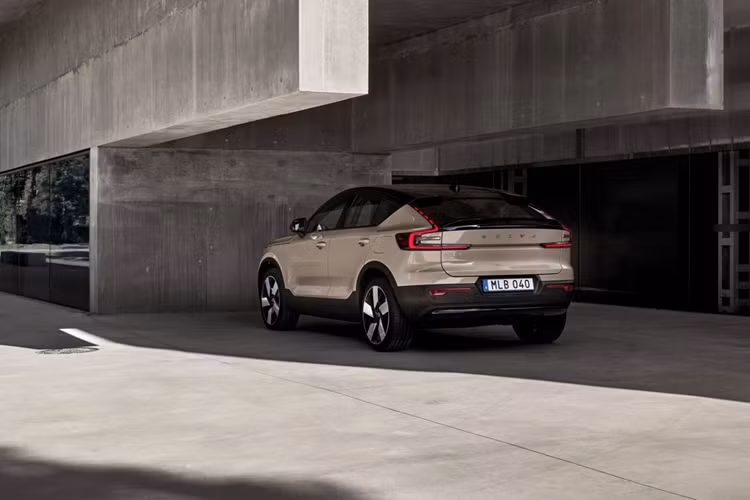 Volvo EC40 được định vị trong phân khúc SUV điện cỡ nhỏ. Hiện tại, mẫu xe này vẫn chưa có đối thủ nào rõ ràng tại Việt Nam. Đây cũng được coi là lợi thế để EC40 có thể dễ dàng thu hút được sự quan tâm của khách hàng.