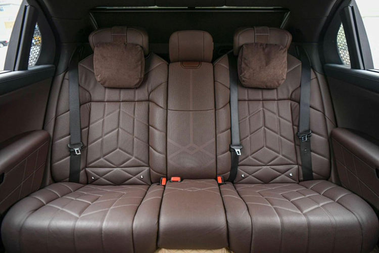 Xe được trang bị màn hình cong khổ lớn là sự kết hợp của cụm đồng hồ kỹ thuật số 12,3 inch với màn hình cảm ứng trung tâm 14,9 inch chạy hệ điều hành iDrive8 mới nhất cho hệ thống thông tin giải trí, đồng thời hỗ trợ kết nối 5G cho phép người dùng theo dõi các ứng dụng truyền tải dữ liệu theo thời gian thực như YouTube.