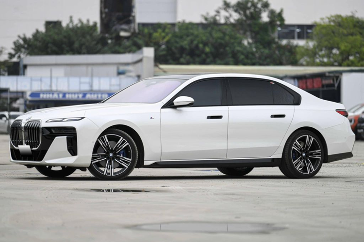 Tiếp đến là cần gạt số tại cụm điều khiển trung tâm đã được thay đổi thiết kế, nhỏ nhắn hơn trước. Chi tiết đáng chú ý nhất tại vị trí này là thanh điều khiển cảm ứng - Interaction Bar, được đặt giữa táp lô và cụm điều khiển trung tâm nơi đặt hàng loạt nút bấm điều khiển ảo cũng như hệ thống đèn nền nội thất.