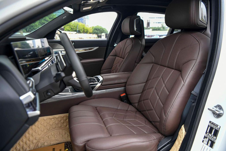 Đây cũng là chiếc 7-Series 2023 hiếm hoi đang được rao bán. Như vậy người mua chiếc xe này có thể tiết kiệm được một khoản tiền do không phải đăng ký lệ phí trước bạ nhưng vẫn có thể sử dụng một chiếc xe gần như mới.