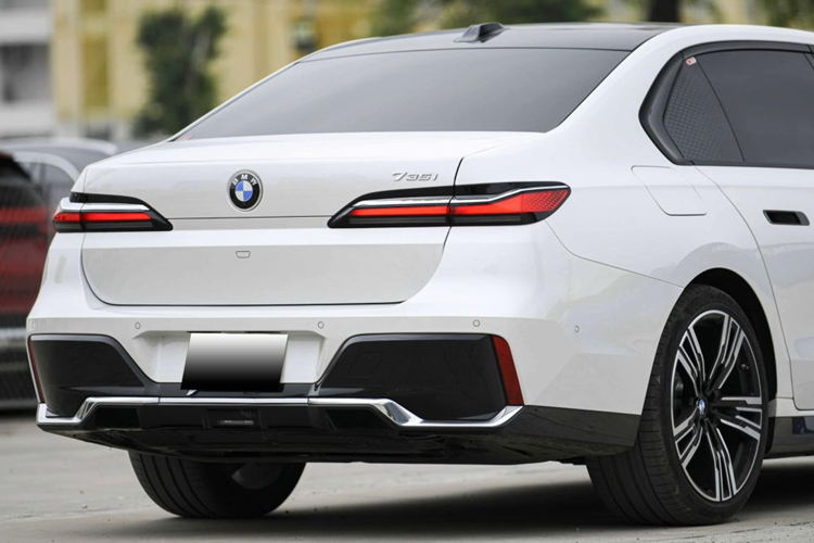 Cung cấp sức mạnh cho mẫu BMW 735i 2023 là động cơ xăng 6 xi-lanh thẳng hàng, tăng áp kép TwinPower Turbo, dung tích 3.0L kết hợp với mô tơ điện cho ra công suất tối đa 286 mã lực và mô-men xoắn cực đại 425 Nm. Sức mạnh trên giúp xe có thể dễ dàng tăng tốc từ 0-100km/h chỉ trong 6,7 giây.