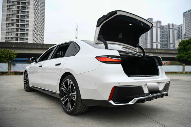 Về trang bị an toàn, xe sở hữu hàng loạt tính năng hỗ trợ lái như: cảnh báo lệch làn đường, đánh lái tự động, phanh tự động, đánh lái bánh sau, cảnh báo va chạm phía trước…