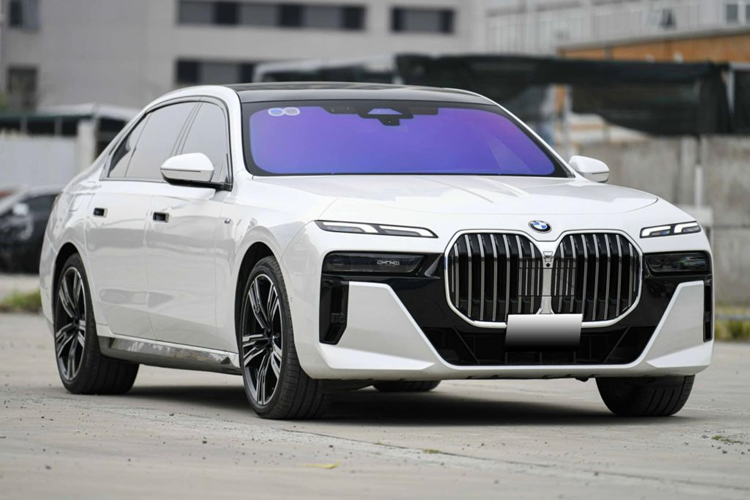 Theo đó, chiếc BMW 7-Series 2023 mới đang được rao bán trên sàn xe cũ Hà Nội thuộc phiên bản 735i M Sport, sản xuất 2023, mới đăng ký lần đầu vào tháng 11/2023 với số odo chỉ 4.000 km.