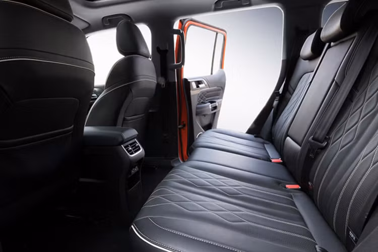 Được định vị là một chiếc SUV địa hình, kích thước của xe bao gồm chiều dài, chiều rộng và chiều cao, lần lượt là 4760/1930/1903 mm với chiều dài cơ sở 2750 mm và khoảng sáng gầm xe tối thiểu là 224 mm. Góc tiếp cận và góc thoát lần lượt là 33° và 34°; và khả năng kéo là 2.000 kg.