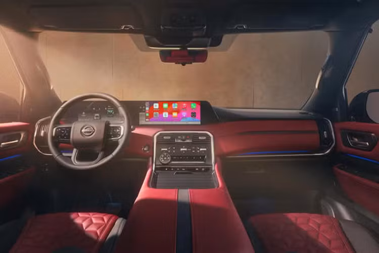 Ngoại thất của mẫu xe SUV Nissan Patrol 2026 mang đến cái nhìn cao cấp hơn nhờ những đường nét thiết kế sắc sảo. Xe được trang bị đèn pha hình chữ C bắt mắt, đặt dọc tích hợp công nghệ đèn pha thích ứng.