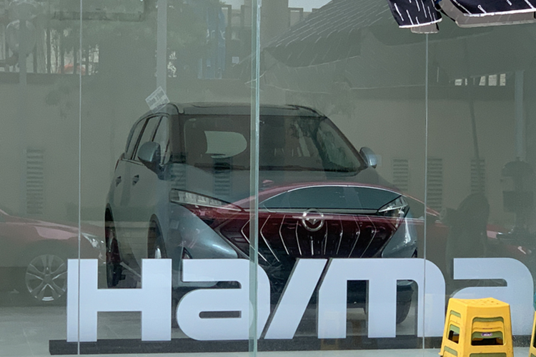 Phiên bản thuần điện Haima 7X-E được trang bị mô-tơ điện đặt ở cầu trước có công suất tối đa 201 mã lực và mô-men xoắn cực đại 340 Nm. Cụm pin có dung lượng 71,37 kWh cho phép xe di chuyển 460 km sau mỗi lần sạc đầy pin, theo tiêu chuẩn NEDC.