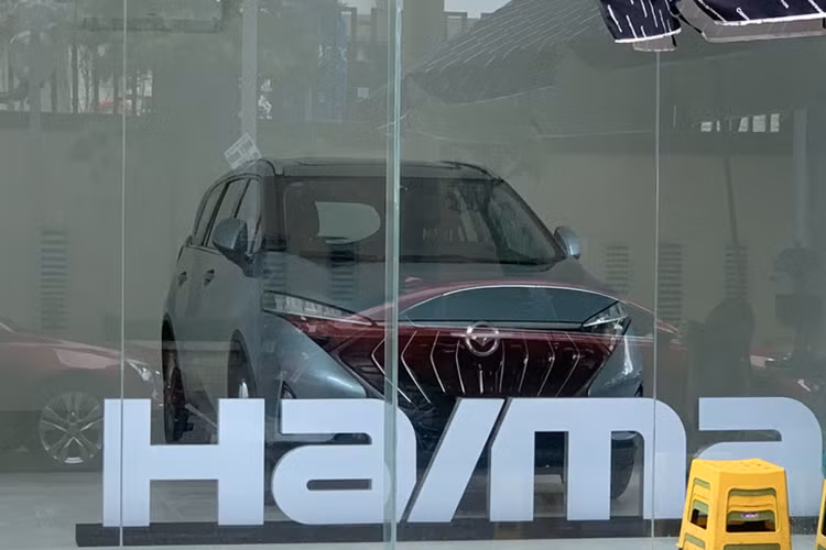 Phiên bản thuần điện Haima 7X-E được trang bị mô-tơ điện đặt ở cầu trước có công suất tối đa 201 mã lực và mô-men xoắn cực đại 340 Nm. Cụm pin có dung lượng 71,37 kWh cho phép xe di chuyển 460 km sau mỗi lần sạc đầy pin, theo tiêu chuẩn NEDC.