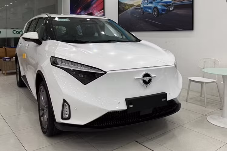 Bên cạnh đó, khách hàng mua xe MPV Haima 7X-E sẽ được tặng thêm voucher 1 năm sửa chữa và chăm sóc xe trị giá lên tới 36,5 triệu đồng. Như vậy, tổng giá trị của gói ưu đãi lên tới hơn 166 triệu đồng. Haima 7X sở hữu kích thước dài x rộng x cao lần lượt là 4.815 x 1.874 x 1.720 mm và chiều dài cơ sở 2.860 mm.