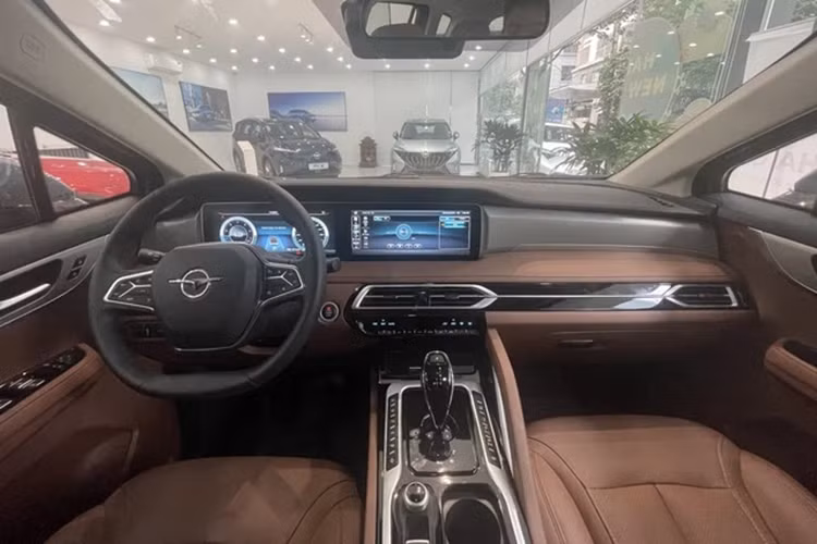 Haima 7X sở hữu thiết kế mang hơi hướng MPV truyền thống với phần nắp capo khá ngắn và đuôi xe bo cong, mập mạp. Về cơ bản, 7X và 7X-E có thiết kế giống nhau, ngoại trừ việc phần mặt ca-lăng của bản thuần điện được bịt kín.