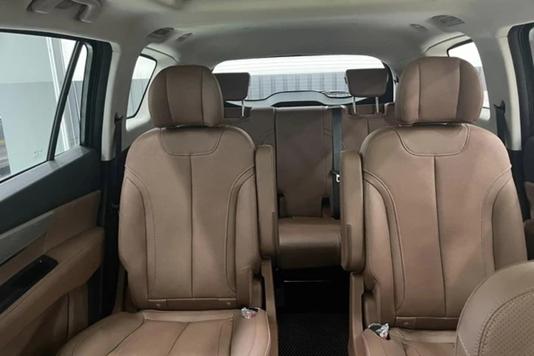 Bên trong, mẫu MPV này có khá nhiều trang bị cao cấp, như hàng ghế thứ 2 kiểu thương gia, cụm màn hình 12,3 inch trong nội thất, ghế tích hợp sưởi/làm mát và gói công nghệ an toàn chủ động.