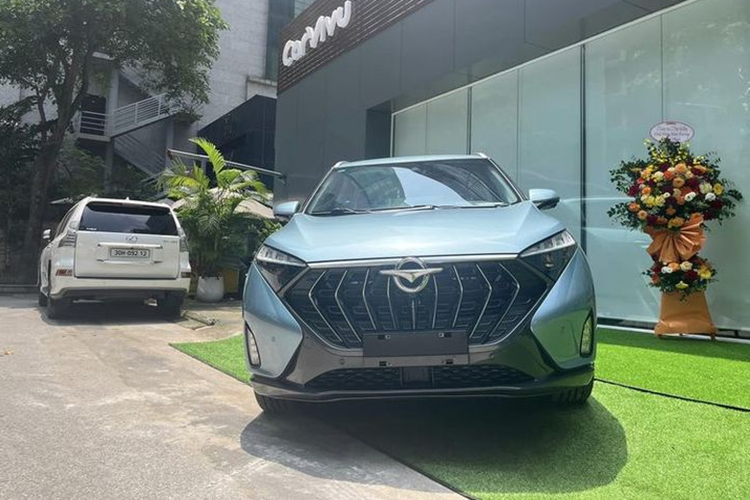 Mức giảm giá Haima 7X giúp nó rẻ hơn đáng kể so với 2 đối thủ là Toyota Innova Cross (từ 810 triệu đồng) và Hyundai Custin (từ 850 triệu đồng). Hai bản thuần điện 7X-E Comfort và 7X-E Premium được ưu đãi 130 triệu đồng, cũng trừ trực tiếp vào giá xe.