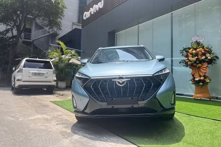 Mức giảm giá Haima 7X giúp nó rẻ hơn đáng kể so với 2 đối thủ là Toyota Innova Cross (từ 810 triệu đồng) và Hyundai Custin (từ 850 triệu đồng). Hai bản thuần điện 7X-E Comfort và 7X-E Premium được ưu đãi 130 triệu đồng, cũng trừ trực tiếp vào giá xe.