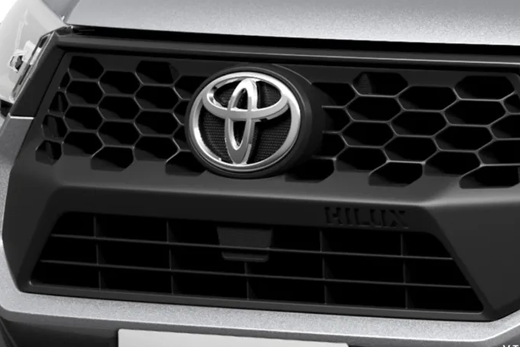 Không giống như Hilux dành cho thị trường Australia được trang bị động cơ diesel 1GD-FTV 2.8L với công nghệ mild-hybrid 48V, phiên bản dành cho thị trường Indonesia vẫn dùng động cơ 2GD-FTV diesel nhỏ hơn cho công suất tối đa 150 mã lực và mô-men xoắn cực đại 400 Nm.