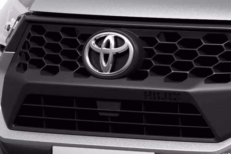 Không giống như Hilux dành cho thị trường Australia được trang bị động cơ diesel 1GD-FTV 2.8L với công nghệ mild-hybrid 48V, phiên bản dành cho thị trường Indonesia vẫn dùng động cơ 2GD-FTV diesel nhỏ hơn cho công suất tối đa 150 mã lực và mô-men xoắn cực đại 400 Nm.