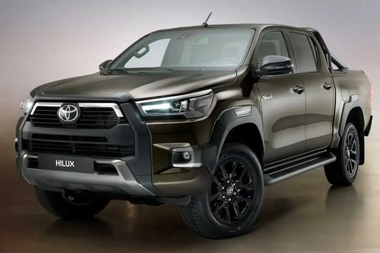 Xe được trang bị nội thất bọc da, vô lăng chỉnh 4 hướng, bảng đồng hồ analog tích hợp màn hình đa thông tin, màn hình cảm ứng trung tâm 7 inch, chìa khóa cơ… Ngoài ra, xe còn có một số tính năng hỗ trợ lái an toàn như: hệ thống túi khí, kiểm soát ổn định xe, kiểm soát lực kéo, ABS+EBD, hỗ trợ đổ dốc,... vẫn được giữ nguyên.