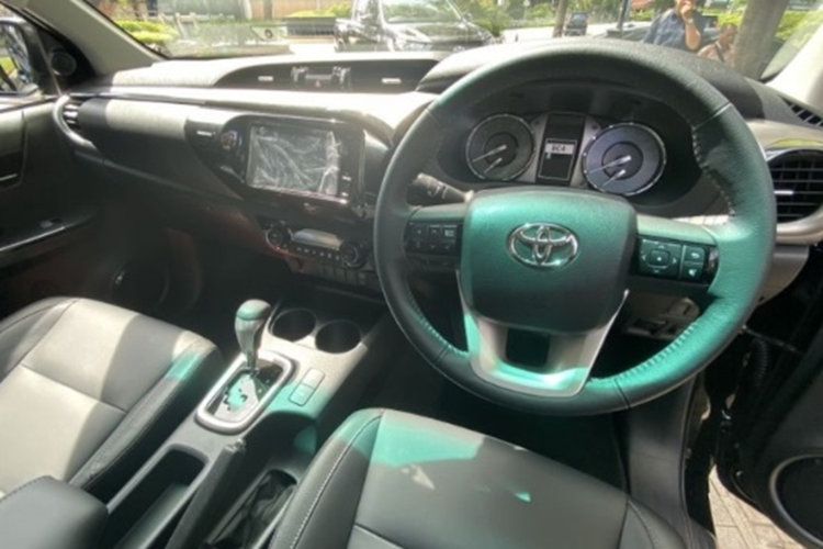 Thân xe vẫn giống như phiên bản tiền nhiệm nhưng thùng xe được trang bị thêm giảm chấn. Khu vực đuôi xe vẫn giữ nguyên thiết kế như trước, chỉ bổ sung hệ thống giúp mở đóng cửa hậu được dễ dàng hơn. Về nội thất, xe vẫn sở hữu hàng loạt tiện ích giống với bản ra mắt tại Úc.