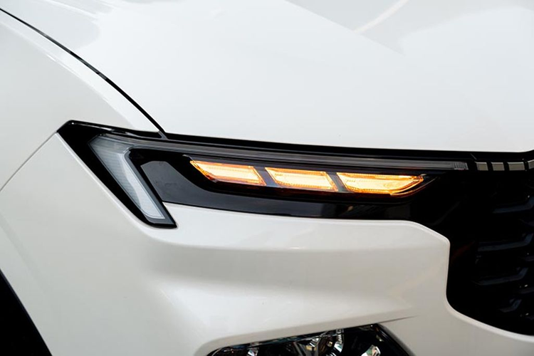 Mới đây, Ford Philippines lại bổ sung thêm một “thành viên” mới cho Ford Territory, đó là phiên bản Sport, hiện là biến thể cao cấp nhất của dòng sản phẩm. Theo đó, Ford Territory Sport 2024 mới được phát triển dựa trên bản Titanium X với kiểu dáng thể thao hơn và được bổ sung thêm một số tính năng mới.