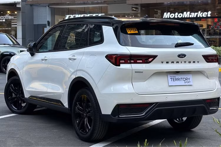 Về truyền động, Ford Territory Sport 2024 dùng động cơ EcoBoost 1,5 lít tạo ra công suất 158 mã lực và mô-men xoắn 248Nm kết hợp với hộp số ly hợp kép bảy cấp. Xe có sẵn 4 chế độ lái là Eco, Normal, Sport và Mountain.