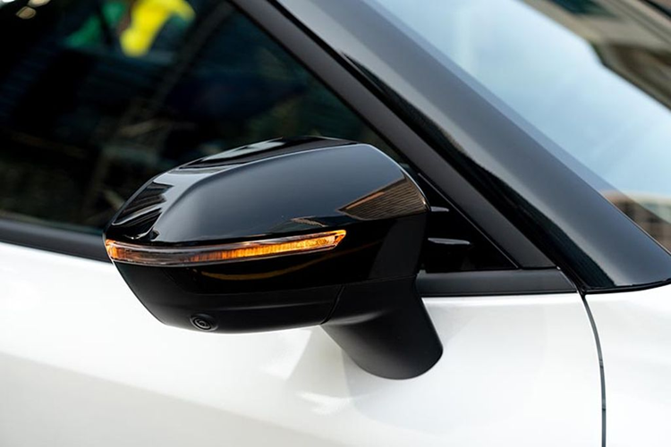 Về thiết kế ngoại thất, có thể dễ dàng nhận thấy điểm khác biệt của Ford Territory Sport 2024 so với các phiên bản khác ở một loạt các chi tiết được sơn đen, tương phản với màu sơn ngoại thất như các tấm ốp