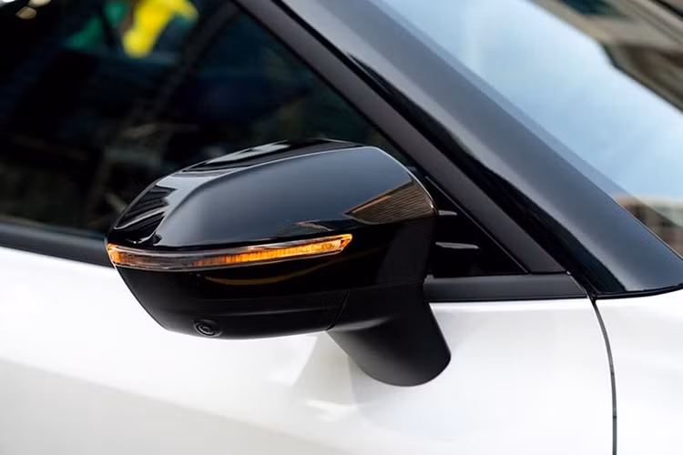 Về thiết kế ngoại thất, có thể dễ dàng nhận thấy điểm khác biệt của Ford Territory Sport 2024 so với các phiên bản khác ở một loạt các chi tiết được sơn đen, tương phản với màu sơn ngoại thất như các tấm ốp