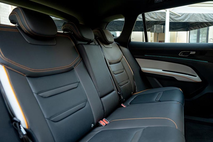 Bên trong cabin, Territory Sport mới có trần và trụ màu đen, trong khi bảng điều khiển, ghế ngồi và bảng điều khiển trung tâm lại được kết hợp hai tông màu.