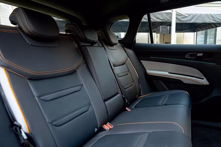 Bên trong cabin, Territory Sport mới có trần và trụ màu đen, trong khi bảng điều khiển, ghế ngồi và bảng điều khiển trung tâm lại được kết hợp hai tông màu.