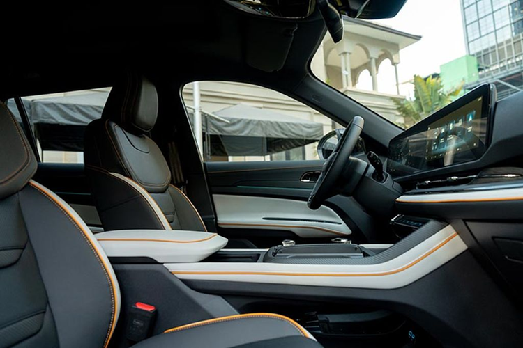 Phần lớn các chi tiết bên trong xe đều có màu đen nhưng cũng có những đường viền màu trắng để tạo độ tương phản. Các đường khâu và chi tiết trang trí màu cam Cyber Orange càng làm khoang cabin của xe thêm sinh động.