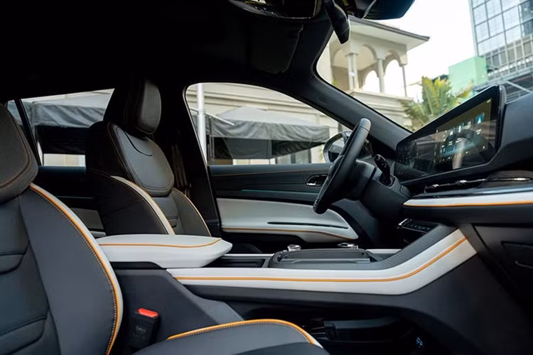 Phần lớn các chi tiết bên trong xe đều có màu đen nhưng cũng có những đường viền màu trắng để tạo độ tương phản. Các đường khâu và chi tiết trang trí màu cam Cyber Orange càng làm khoang cabin của xe thêm sinh động.