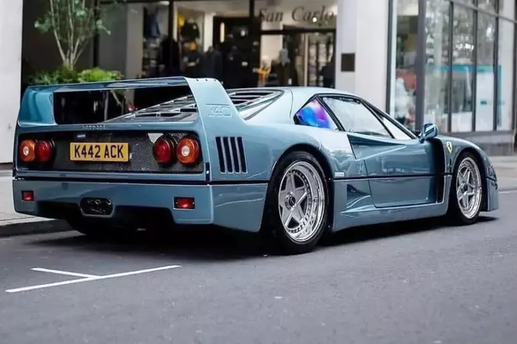 Báo cáo khẳng định rằng Ferrari thực sự đã làm một điều gì đó với cảm giác F40 trong SP38 Deborah. Chiếc xe độc nhất vô nhị đó dựa trên 488 GTB và, giống như chiếc "ngựa chồm" cuối cùng được Enzo Ferrari ký hợp đồng, có động cơ V8 tăng áp kép và nắp động cơ có khe, nhưng đó là điểm tương đồng duy nhất.