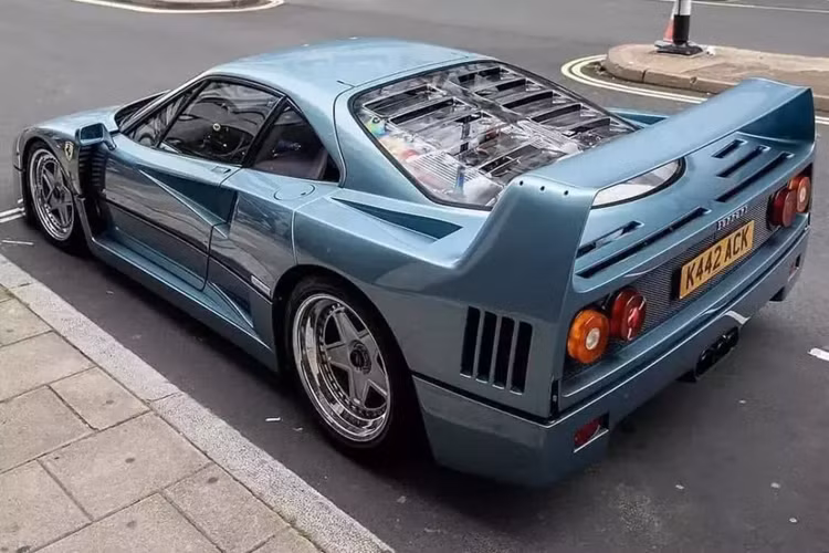 Tuy nhiên, sáng tạo mới này sẽ sở hữu một số đặc điểm thiết kế và tinh thần chung giống với F40. Câu trả lời này có vẻ giống như đáp án cho sự hồi sinh dòng xe Countach của Lamborghini nhưng có lẽ nó không hẳn là câu trả lời mà giống như một sự thừa nhận rằng họ đang chờ xem thị trường sẽ phản ứng thế nào với dòng xe Countach được Lamborghini hồi sinh.