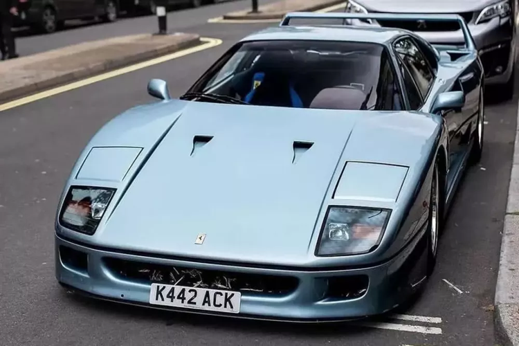 Nghe có vẻ hơi hoang đường, nhưng Ferrari có thể sắp thực hiện một động thái giống Lamborghini và hồi sinh mẫu xe có thể nói là mang tính biểu tượng nhất từ trước đến nay của hãng là Ferrari F40 huyền thoại. Nếu những tin đồn này là sự thật, chúng ta có thể sớm chứng kiến F40 vào năm 2024 hoặc 2025.