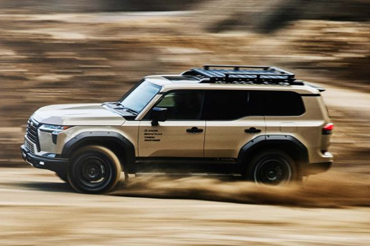 Ngoài ra, xe cũng được bổ sung ốp vòm bánh xe và bậc lên xuống, các chi tiết này không chỉ khiến ngoại hình của mẫu SUV trở nên hầm hố hơn mà còn giúp xe hạn chế xước xát trong những tình huống va quệt. Lexus GX550 JAOS được trang bị bộ mâm Jaos Tribe Cross 18 inch, đi kèm lốp địa hình Toyo Tires Open Country A/T III.