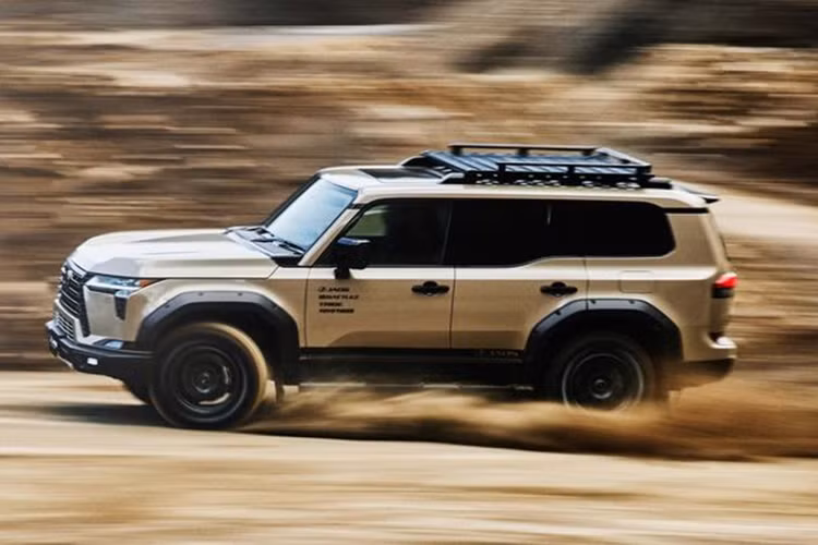 Ngoài ra, xe cũng được bổ sung ốp vòm bánh xe và bậc lên xuống, các chi tiết này không chỉ khiến ngoại hình của mẫu SUV trở nên hầm hố hơn mà còn giúp xe hạn chế xước xát trong những tình huống va quệt. Lexus GX550 JAOS được trang bị bộ mâm Jaos Tribe Cross 18 inch, đi kèm lốp địa hình Toyo Tires Open Country A/T III.