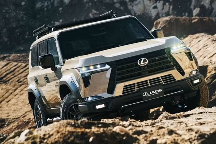 Các sửa đổi của JAOS đối với Lexus GX550 Overtrail không chỉ tập trung vào việc thay đổi ngoại hình mà còn cải thiện khả năng vận hành của mẫu SUV. Đối với một mẫu xe chuyên off-road, việc bảo vệ máy móc, hệ thống treo khỏi tác động của đất đá bắn lên là rất quan trọng, do đó, JAOS đã bổ sung tấm ốp bảo vệ gầm xe làm từ nhôm dày 4 mm.