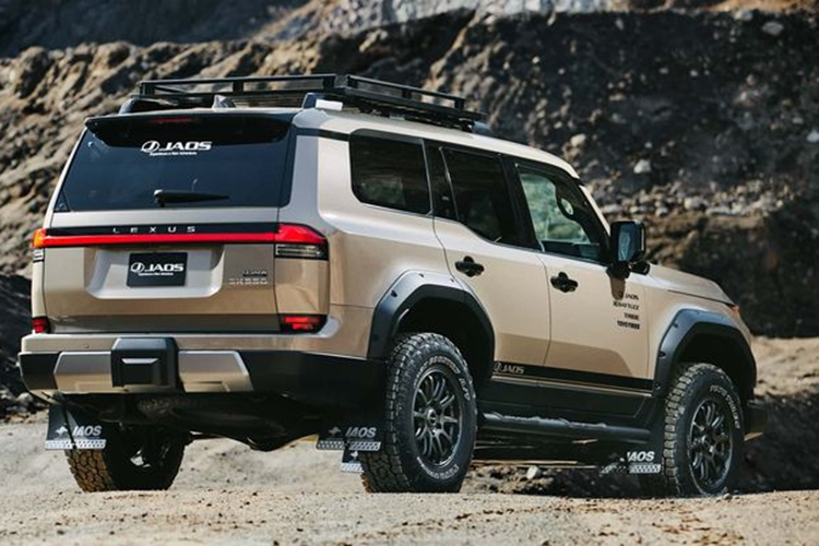 Động cơ sản sinh công suất tối đa 349 mã lực và mô-men xoắn cực đại 650 Nm, kết hợp với hệ dẫn động 4 bánh và hộp số tự động 10 cấp. Lexus cũng cung cấp cho mẫu SUV này bộ vi sai trung tâm hạn chế trượt Torsen có khóa, trong khi các mẫu được bổ sung cả Overtrail khóa vi sai bánh sau.