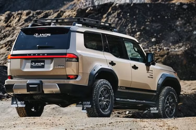 Động cơ sản sinh công suất tối đa 349 mã lực và mô-men xoắn cực đại 650 Nm, kết hợp với hệ dẫn động 4 bánh và hộp số tự động 10 cấp. Lexus cũng cung cấp cho mẫu SUV này bộ vi sai trung tâm hạn chế trượt Torsen có khóa, trong khi các mẫu được bổ sung cả Overtrail khóa vi sai bánh sau.