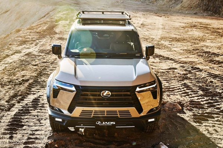 Ngoài ra, xe còn được trang bị bộ giảm chấn Harmofleq 2 có thể điều chỉnh, giúp tăng khoảng sáng gầm xe. Bên cạnh đó, xe còn được trang bị một thanh giá nóc Jaos Flat Rack bằng nhôm màu đen giúp chủ xe thoải mái chở thêm đồ đạc hành lý. Cung cấp sức mạnh cho Lexus GX 550 Overtrail 2024 vẫn là động cơ xăng 3.4 V6 tăng áp kép.