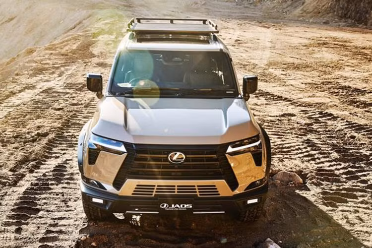 Ngoài ra, xe còn được trang bị bộ giảm chấn Harmofleq 2 có thể điều chỉnh, giúp tăng khoảng sáng gầm xe. Bên cạnh đó, xe còn được trang bị một thanh giá nóc Jaos Flat Rack bằng nhôm màu đen giúp chủ xe thoải mái chở thêm đồ đạc hành lý. Cung cấp sức mạnh cho Lexus GX 550 Overtrail 2024 vẫn là động cơ xăng 3.4 V6 tăng áp kép.