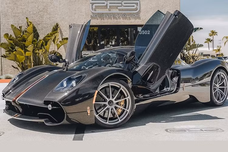 Hãng không tiết lộ giá xe Pagani Utopia đầu tiên tại Mỹ. Tuy nhiên, theo nhiều đồn đoán, giá khởi điểm của xe lên đến 2,19 triệu USD (khoảng 53,6 tỷ đồng), đắt gần gấp đôi mức giá 1,3 triệu USD (khoảng 29,9 tỷ đồng) của Huayra.