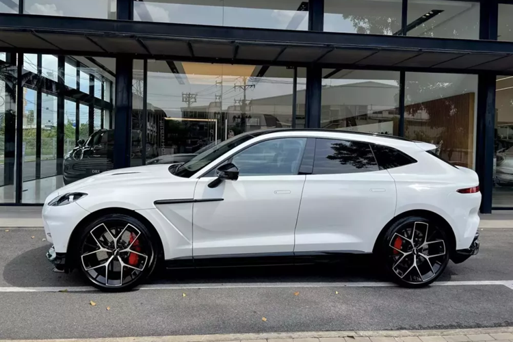 Chiếc siêu SUV Aston Martin DBX707 gần nhất được nhìn thấy nhập về Việt Nam sở hữu màu trắng, vào giữa năm nay, tuy nhiên, phải đến tháng cuối cùng của năm, mới có chủ nhân và ra biển số rất đẹp mắt với dãy 5 số là 707.77, trong đó, 707 cũng là tên phiên bản của dòng xe này.