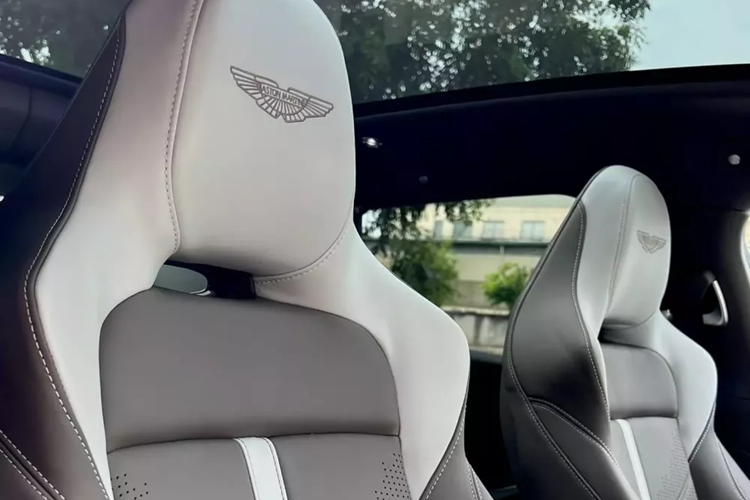 Cụ thể, SUV hạng sang tốc độ Aston Martin DBX 707 được trang bị khối động cơ V8, dung tích 4.0 lít, tăng áp kép do Mercedes-AMG phát triển như bản tiêu chuẩn nhưng đã được nâng cấp nhiều hạng mục giúp công suất tối đa cuối cùng của xe đạt được là 697 mã lực và mô-men xoắn cực đại 900 Nm, tức xe đã được bơm thêm vào 155 hp và 200 Nm.