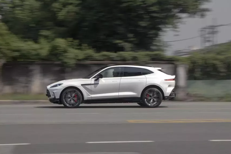 Bên cạnh ngoại thất màu trắng, chiếc xe Aston Martin DBX707 này còn có vô số chi tiết sơn đen và carbon như cản trước/sau, nẹp sườn, vỏ gương, nóc xe hay bộ mâm 5 chấu kép cỡ lớn, sơn 2 màu tương phản, cùng kẹp phanh màu đỏ.