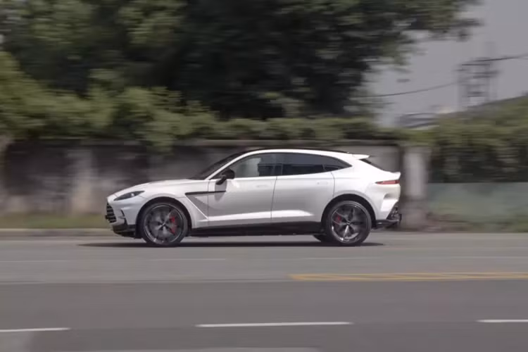 Bên cạnh ngoại thất màu trắng, chiếc xe Aston Martin DBX707 này còn có vô số chi tiết sơn đen và carbon như cản trước/sau, nẹp sườn, vỏ gương, nóc xe hay bộ mâm 5 chấu kép cỡ lớn, sơn 2 màu tương phản, cùng kẹp phanh màu đỏ.