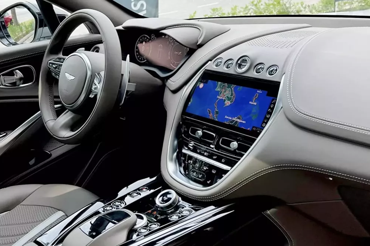 So với Aston Martin DBX, dòng xe Aston Martin DBX707 có nhiều sự khác biệt ở ngoại hình, trang bị nội thất và điểm khen chính là việc khối động cơ mang mã M177 đã được thông nòng, giúp Aston Martin DBX707 trở thành 1 trong các chiếc xe SUV nhanh nhất thế giới hiện nay.