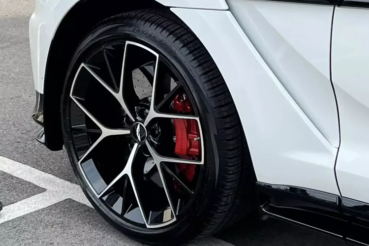 Giá xe Aston Martin DBX707 chính hãng đang bán ra tại Việt Nam từ 21,8 tỷ đồng, mức giá này đã có 2 lần điều chỉnh, ban đầu hãng đưa ra giá tận 23,8 tỷ đồng, sau đó hãng đưa ra giá bán 20,8 tỷ đồng và lần chốt giá gần nhất là từ 21,8 tỷ đồng.