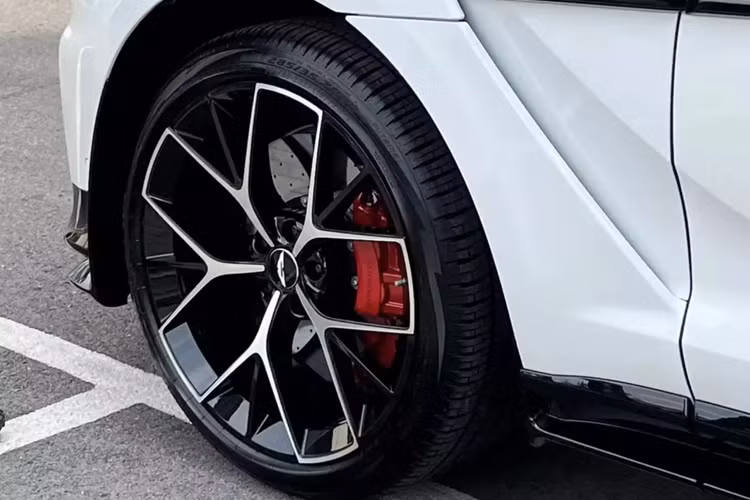 Giá xe Aston Martin DBX707 chính hãng đang bán ra tại Việt Nam từ 21,8 tỷ đồng, mức giá này đã có 2 lần điều chỉnh, ban đầu hãng đưa ra giá tận 23,8 tỷ đồng, sau đó hãng đưa ra giá bán 20,8 tỷ đồng và lần chốt giá gần nhất là từ 21,8 tỷ đồng.