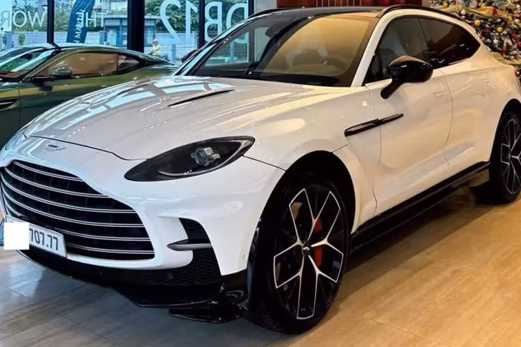 Động cơ trên chiếc xe SUV hạng sang Aston Martin DBX 707 2022 sẽ được kết hợp cùng hộp số 9 cấp ly hợp kép ngâm dầu, và hệ thống dẫn động 4 bánh toàn thời gian mới, nhờ đó, chiếc SUV nhanh nhất thế giới hiện chỉ cần chưa đến thời gian 3,3 giây là có thể tăng tốc từ vị trí xuất phát lên 100 km/h trước khi đạt tốc độ tối đa 310 km/h.