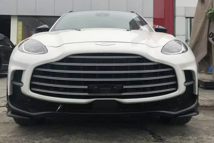 Chủ nhân của chiếc xe Aston Martin DBX707 này có thể nói là người rất sành điệu khi chọn lựa biển khá ý nghĩa theo tên xe.