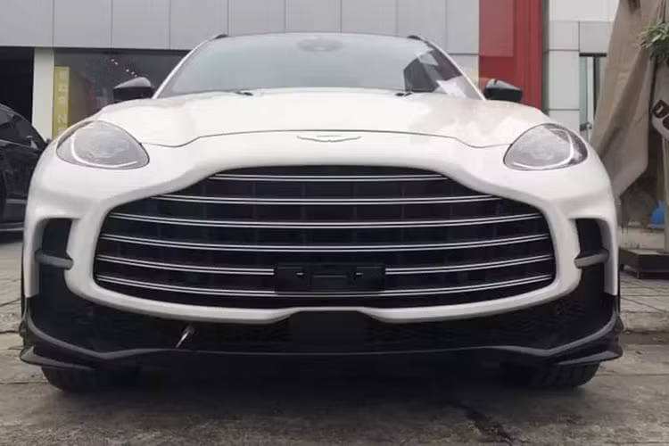Chủ nhân của chiếc xe Aston Martin DBX707 này có thể nói là người rất sành điệu khi chọn lựa biển khá ý nghĩa theo tên xe.