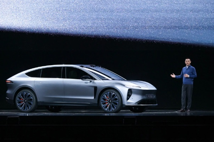 Xe dien Nio ET9 co the tu “nhun nhay” de ru sach tuyet tren xe